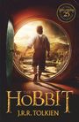 "The Hobbit" und "J.R.R. Tolkien" zeigen einen Hobbit, der aus einer runden Tür auf eine grüne, sonnige Landschaft tritt.