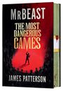 "MRBEAST: THE MOST DANGEROUS GAMES. JAMES PATTERSON." Ein Mensch steht auf rotem Boden, umgeben von einer Menschenmenge.