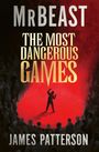 "MrBeast: The Most Dangerous Games" - James Patterson. Rote Bühne, einsame Figur, umgeben von dunkler Menschenmenge.