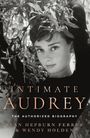 INTIMATE AUDREY, THE AUTHORIZED BIOGRAPHY. Sean Hepburn Ferrer & Wendy Holden. Schwarzweißfoto von Audrey Hepburn.