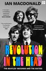 Text: “Ian MacDonald”, “Revolution in the Head”, “The Beatles’ Records and the Sixties”. Schwarz-weißes Foto von Männern in Anzügen.