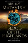 „The Sunday Times bestselling author Graham McTavish. Blood of the Highlands. A clan divided. A love stronger than fate.“ Vordergrund: brennendes blau-schwarzes keltisches Muster, Hintergrund: neblige Landschaft mit Bergen und Bäumen.
