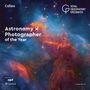 "Astronomy Photographer of the Year" und "Royal Observatory Greenwich" erscheinen vor einer farbenfrohen Weltraum-Nebelszene.