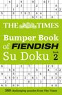 "The Times Bumper Book of Fiendish Su Doku Book 2." Oben und unten sind teils ausgefüllte Sudoku-Gitter.