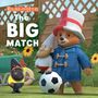 "The Adventures of Paddington. The Big Match." Ein Bär im blauen Mantel und Hut hält einen Gartenzwerg und Fußball.
