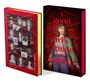 „A good girl’s guide to murder“ von Holly Jackson. Zwei Buchcover: Links mit Fotos und roten Fäden, rechts eine Illustration eines Mädchens.