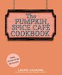 „The Pumpkin Spice Café Cookbook“. Darunter: „Laurie Gilmore, 60 Delicious Dream Harbor Recipes“. Oben ein hängendes Schild.