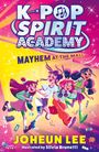 „K-POP SPIRIT ACADEMY: MAYHEM AT THE MALL“ ist in bunten, glitzernden Buchstaben zu sehen. Vier fröhliche Mädchen laufen dynamisch.