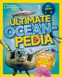Text: "ULTIMATE OCEAN-PEDIA," "The most complete ocean reference ever," "Christina Wilsdon." 

National Geographic Kids Logo. 

Eine Meereslandschaft mit Hai, Schildkröte, Koralle.