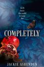 „He’ll burn the world to keep her. COMPLETELY. JACKIE ASHENDEN.“ Ein Granatapfel und ein Schmetterling vor blauen Blättern.
