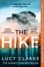 Oben: "As night falls, they still haven't returned..." Mitte: "THE HIKE". Unten: "LUCY CLARKE". Wald und Berg in Nebel.