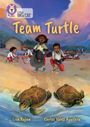 "Team Turtle" in gelber Schrift. Kinder säubern einen Strand, zwei Schildkröten im Vordergrund. Oben links ein Löwen-Logo.
