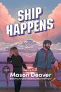 „SHIP HAPPENS“ in großer Schrift, darunter Mason Deaver. Zwei Personen auf einem Schiff, Hand in Hand, vor Bergkulisse bei Sonnenuntergang.