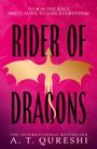 "Rider of Dragons" von A. T. Qureshi. Über einem Drachen auf rosa Hintergrund steht: "To win the race, she'll have to lose everything."