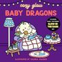 "Cozy glow BABY DRAGONS" glühende Illustration: Ein Drache liest, isst Kekse, umgeben von Pflanzen, Kerzen und einem Lampenschirm.