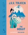 "J.R.R. Tolkien, The Hobbit, Illustrated by Tove Jansson. Ein Krieger vor Bergen und Drache, blaue Skizzen am Rand."