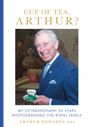 "Cup of Tea, Arthur?" Unten: "My Extraordinary 50 Years Photographing the Royal Family Arthur Edwards MBE." Mann lächelnd.