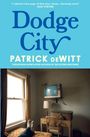 "Dodge City" und "Patrick deWitt" auf blauem Hintergrund. Zimmer mit Fernseher, Schreibtisch und Füßen auf Bett sichtbar.