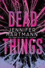"DEAD THINGS" in großen Buchstaben, darunter "Jennifer Hartmann", Hintergrund: rosa und blaue Zweige auf schwarzem Grund.