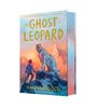 "THE GHOST LEOPARD." Ein Kind und ein Schneeleopard stehen auf einem Felsen vor schneebedeckten Bergen bei Sonnenuntergang.