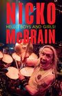 Text: "NICKO McBRAIN HELLO BOYS AND GIRLS!" Ein Mann spielt leidenschaftlich Schlagzeug auf der Bühne.
