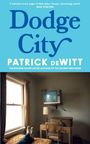 "Dodge City" in großen blauen Buchstaben, darunter "Patrick deWitt". Ein vintage Zimmer mit TV und Füßen auf dem Bett.