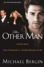 „The Other Man“, „A Love Story“, „John F. Kennedy Jr., Carolyn Bessette, & Me“, „Michael Bergin“. Ein Mann im Anzug links, Frau in der Mitte, Mann rechts im Vordergrund.