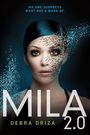 „No one suspects what she's made of. MILA 2.0 Debra Driza“. Frauengesicht, das sich digital in Puzzleteile auflöst.