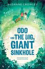 Titel: "Odo and the Big, Giant Sinkhole". Zwei Kinder und Hund in einem Wald, im Lichtschein betrachtet.