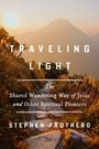Text: "Traveling Light: The Shared Wandering Way of Jesus and Other Spiritual Pioneers. Stephen Prothero."  
Eine Berglandschaft bei Sonnenuntergang.