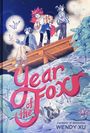 „Year of the Fox“ und „Wendy Xu“. Illustrative Szene mit drei Figuren auf einer Brücke, umgeben von Natur und leuchtenden Motten.