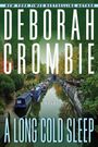 Text: "Deborah Crombie, A Long Cold Sleep, A Novel". Szenenbild: Kanal mit Booten, Bäume entlang der Ufer.