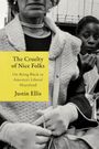 „The Cruelty of Nice Folks“ von Justin Ellis. Eine ältere Frau in Perlenkette und Handschuhen, im Hintergrund eine junge Frau.