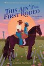 „This Ain't Our First Rodeo“ in großen Buchstaben. Ein Paar sitzt auf einem schwarzen Pferd vor einem großen orangefarbenen Mond.