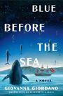 "BLUE BEFORE THE SEA" steht groß da. Darunter ein Wal im Wasser vor einem Segelschiff und springende Fische.