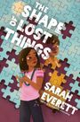 "The Shape of Lost Things" von Sarah Everett; Mädchen mit Zöpfen hält Kamera, umgeben von Puzzleteilen.