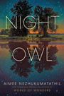 „NIGHT OWL POEMS“ von Aimee Nezhukumatathil. Ein dunkler Nachthimmel mit Bäumen spiegelt sich im Wasser.