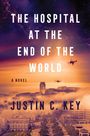 "The Hospital at the End of the World" steht groß, darunter "A Novel" und der Autor "Justin C. Key". Drohnen über einer Stadt.