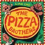 Text: "THE PIZZA BROTHERS". Illustration: Drei Cartoon-Pizzabäcker halten eine riesige Pizza. Farbenfroh und verspielt.