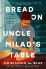 Titel: BREAD ON UNCLE MILAD'S TABLE. Autor: Mohammed Alnaas. Illustration eines Mannes beim Teigkneten.