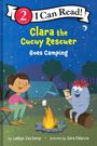 "Clara the Cucuy Rescuer Goes Camping" steht in gelber und weißer Schrift. Illustration: Mädchen und Monster am Lagerfeuer.