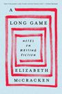 „A LONG GAME: NOTES ON WRITING FICTION“ von Elizabeth McCracken. Ein rot gezeichneter spiralförmiger Rahmen.