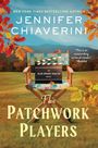 Buchtitel: "The Patchwork Players" von Jennifer Chiaverini. Herbstlaub, Regiestuhl auf einer Wiese, Berge im Hintergrund.