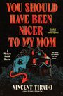 „You Should Have Been Nicer to My Mom“ in roter Schrift. Darunter ein altes Haus mit dunklen Fenstern und roter Beleuchtung.