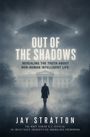 Text: "Out of the Shadows", "Revealing the Truth About Non-Human Intelligent Life", "Jay Stratton". Ein Mann vor einem nebligen Gebäude.
