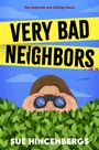 "VERY BAD NEIGHBORS" steht groß auf gelbem Band. Darunter schaut jemand mit Fernglas aus einem Gebüsch hervor.