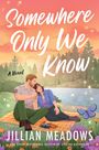 „Somewhere Only We Know“, ein Roman. Paar sitzt am See, Sonnenuntergang, Blumen, Baumkulisse, entspannte Stimmung.