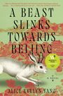 „A Beast Slinks Towards Beijing“ und „Alice Evelyn Yang“. Zeichnung eines Hasen mit Geweih vor rotem Landschaftsmotiv.
