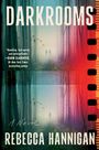 "Darkrooms" von Rebecca Hannigan. Wald mit Nebel, zwei Gestalten in der Ferne, Farben von Blau zu Rot, Filmstreifen am Rand.
