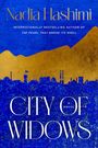 Text: "City of Widows", "Nadia Hashimi", "Internationally Bestselling Author of The Pearl That Broke Its Shell". Blau-goldene Stadt-Silhouette.
